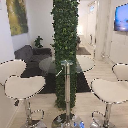 Beautiful Basement Apartment, Very Private And Close To The Metro 斯德哥尔摩 外观 照片