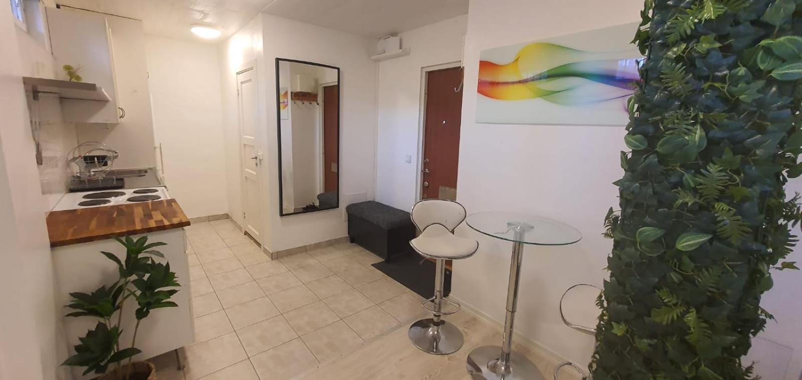 Beautiful Basement Apartment, Very Private And Close To The Metro 斯德哥尔摩 外观 照片