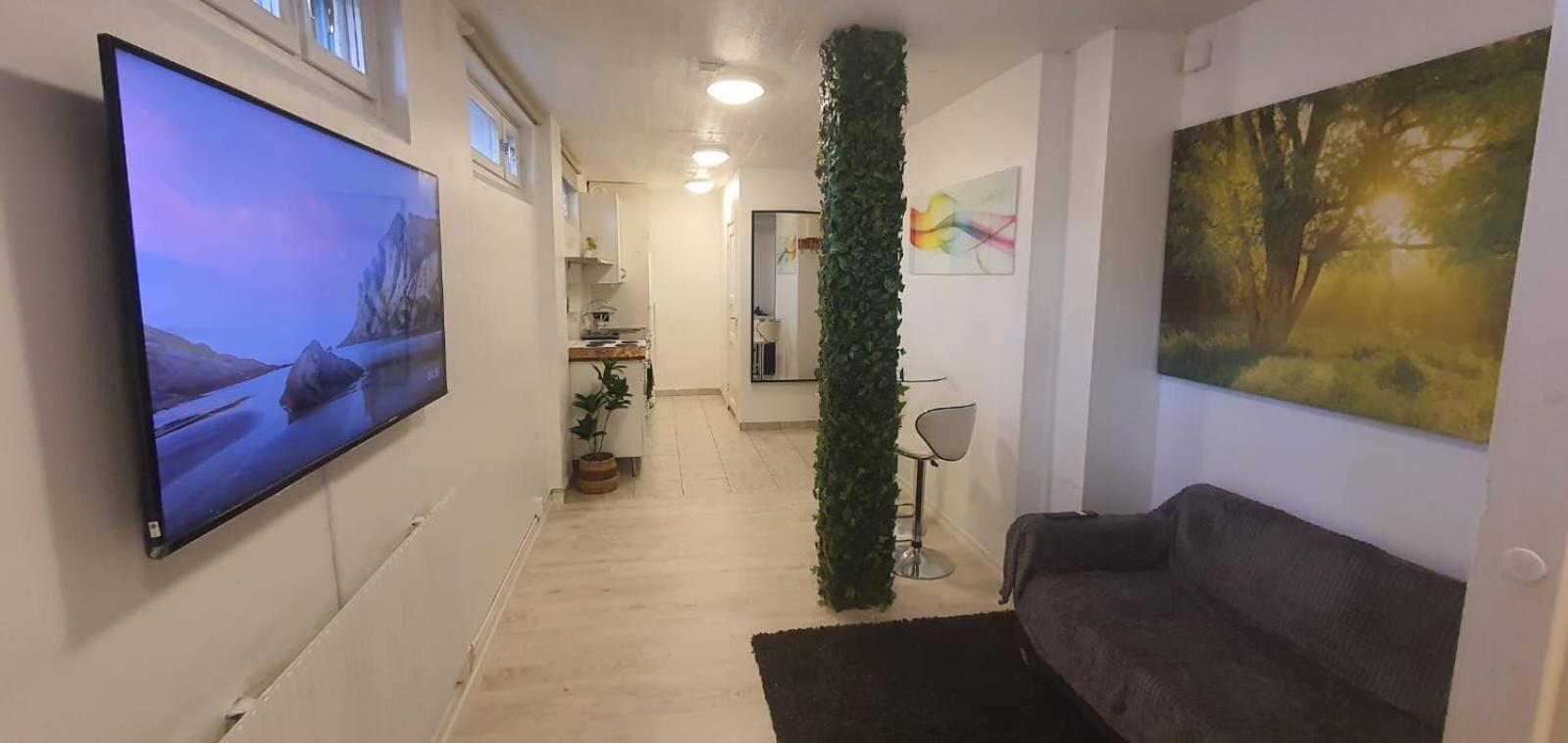 Beautiful Basement Apartment, Very Private And Close To The Metro 斯德哥尔摩 外观 照片
